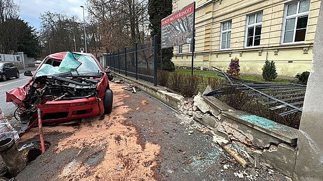 Opilý řidič prorazil v Hrdlořezích plot školy. Nadýchal přes 1,5 promile