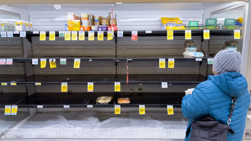 Američané vyhlížejí sněhovou apokalypsu obřích rozměrů. Regály v obchodech jsou vybrakované