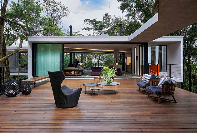 Bydlet i chodit je zde těžké. Netradiční dům se geniálně vznesl nad pozemek