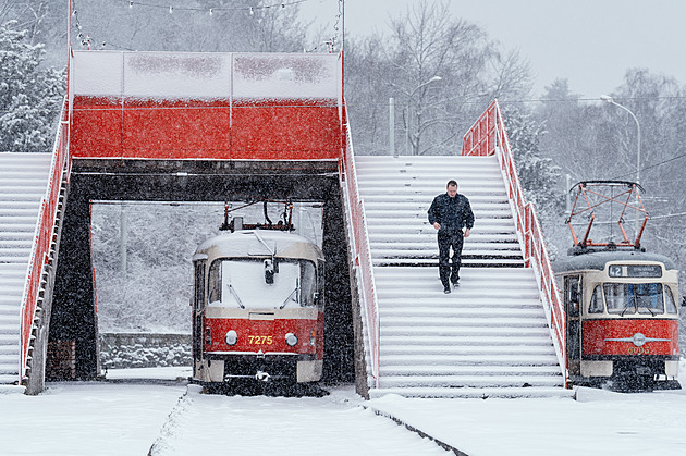 Sníh v Praze odklízí veškerá technika. MHD má zpoždění, nejely některé autobusy