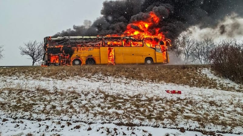 Plameny zachvátily u Prostějova autobus: Policie evakuovala desítky lidí, dálnice stojí