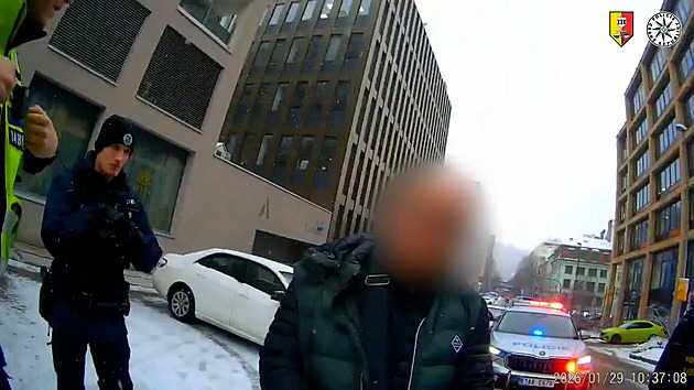 Prostě jsem zhubl. Muž bez řidičáku balamutil policisty, vydával se za bratra