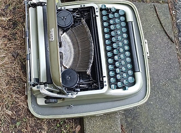 Podezřelý kufřík před ordinací spustil policejní manévry, byl v něm psací stroj