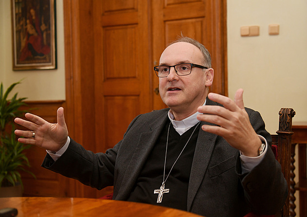 Už jsem si koupil lítačku, třeba se dám v metru do řeči, říká nový pražský arcibiskup