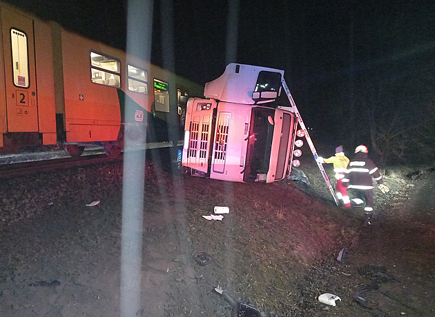 Trať po srážce vlaku s náklaďákem v Železnici stála, policie vyšetřuje nedbalost