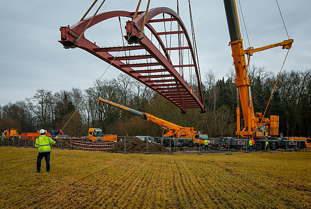 Lávka pro cyklostezku se vznášela nad řekou, pro obří jeřáb to byla hračka