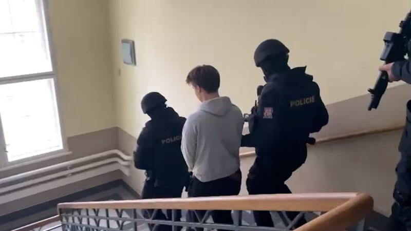 Měl ubodat matčina přítele a míří do vazby. Bránil jsem sestru, tvrdí 17letý mladík z Chrudimi