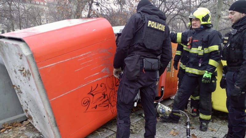 Bizarní zásah v Karlíně: Z kontejneru na elektroodpad koukala jen hlava. Museli pomoct hasiči