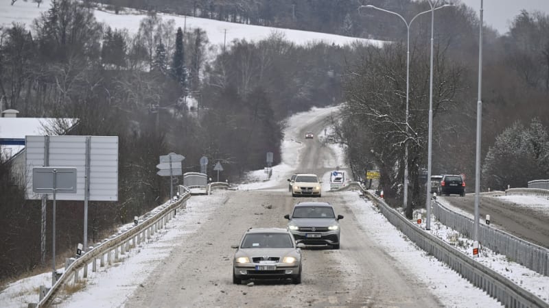 Smrtelná nehoda u Uherského Brodu. Na místě jsou policisté, klíčový tah na Slovensko stojí