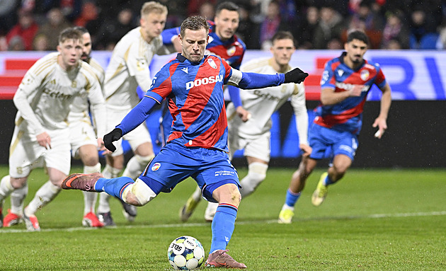 Plzeň - Sparta 0:0, slabý šlágr, hosty podržel Surovčík, Vydrovi chytil penaltu