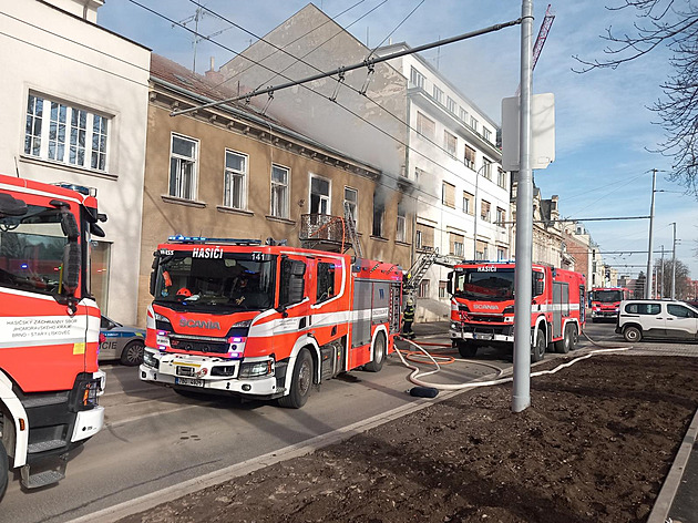 Požáru bytu předcházel výbuch. U potřeb pro výrobu pervitinu ležely rachejtle