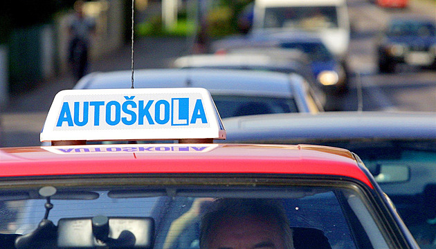 Výuku zvládli, řidičák nemají. Autoškoly berou víc žáků, než zvládnou přezkoušet