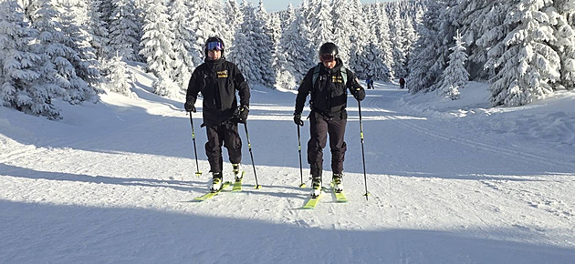 Policisté na lyžích hlídají ledové sochy i turisty, pomáhají také záchranářům
