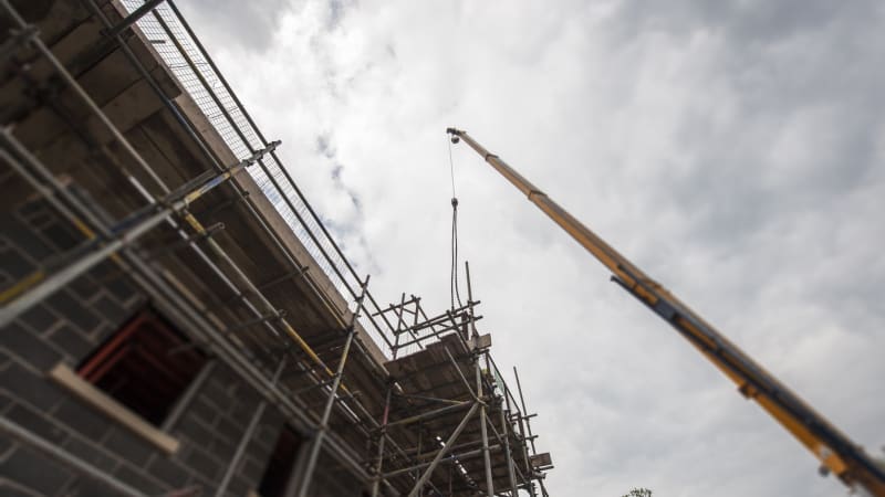 Neštěstí na Táborsku: Muž se zřítil z vysokého lešení, nepomohla mu ani dlouhá resuscitace