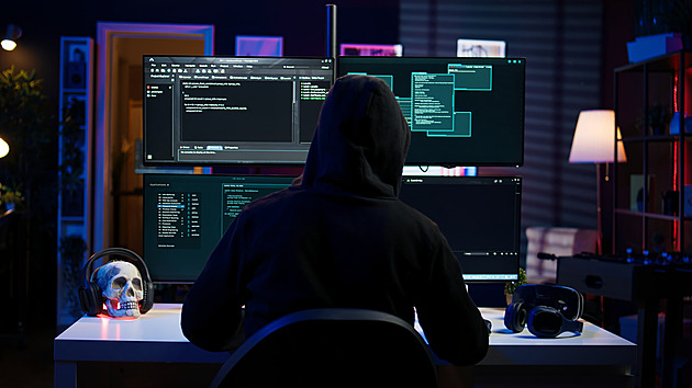Přišli o tisíce i miliony, dali je internetovým podvodníkům. Mají nové triky manipulace