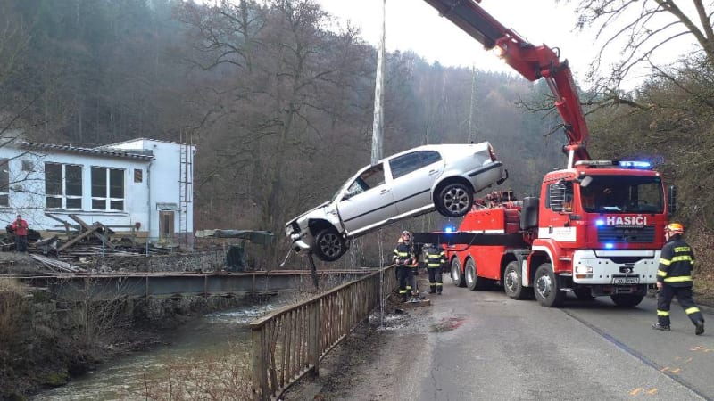 Drama na Blanensku: Mladý řidič skončil s autem v řece. Na záchranu čekal na jeho střeše