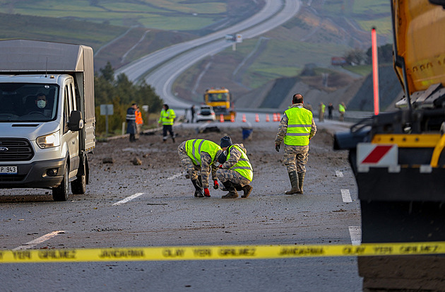 VIDEO: Turci přišli o stíhačku F-16, její trosky dopadly na dálnici