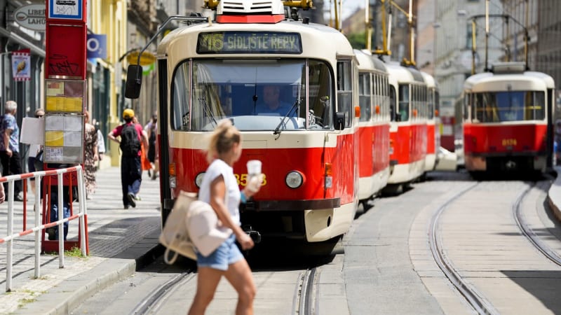 Mrazivé video z Prahy: Matka vběhne pod tramvaj, drastické záběry mají varovat chodce