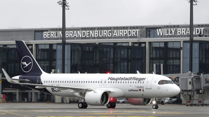 Létající objekt přerušil provoz berlínského letiště, cestující musí počítat se zpožděním