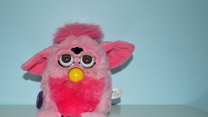 Furby: robotická hračka z 90. let, která pobláznila svět a měla svůj vlastní imaginární jazyk