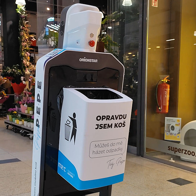 Robot uklízí i baví. Pražské nákupní centrum testuje novinku, experti jsou skeptičtí