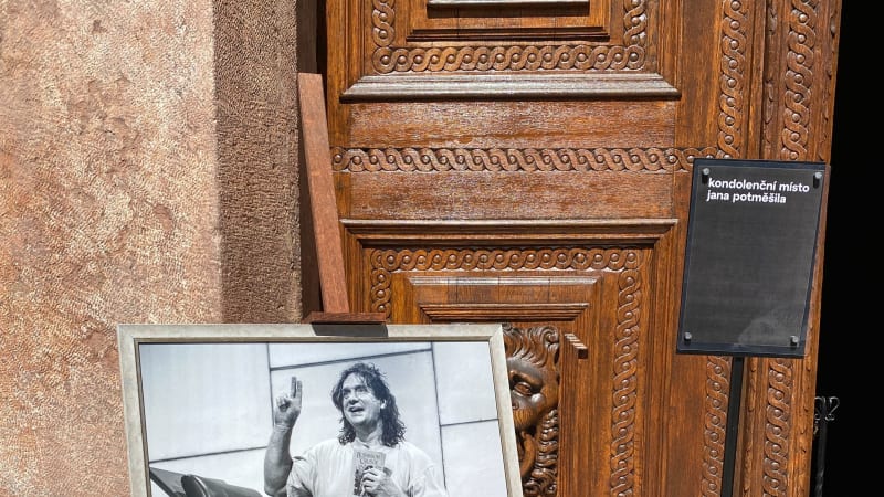 ON-LINE: Česko se loučí s Potměšilem. Do síně proudí první lidé, mohou zanechat vzkaz