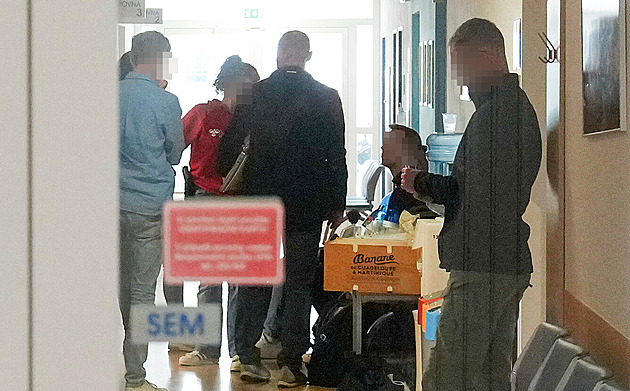Úplatky, padělání lékařských zpráv. Policie zasahuje v ÚVN, zadržela 11 lidí