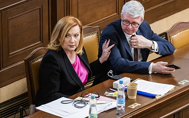 Pokračuje mimořádná schůze Sněmovny. Koalice chce prosadit novelu k rozpočtům