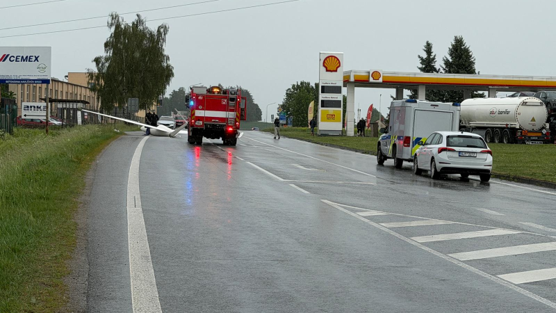 Nouzové přistání v Havlíčkově Brodě: Pilot zavadil o čerpací stanici a dosedl na silnici