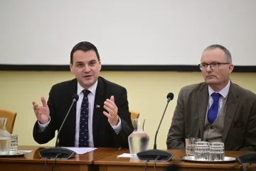 Macinka chce prozkoumat financování Českých center