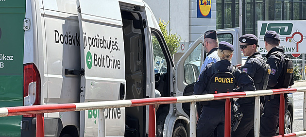 Dvojici mužů zadrželi policisté pro podezření z vloupání do skladovacích boxů