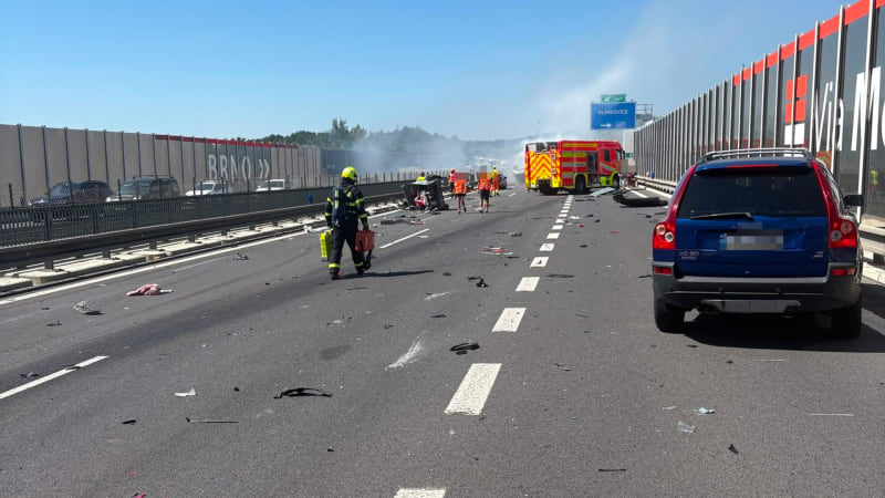 Hromadná nehoda na dálnici D1 u Ostravy: Dvě auta začala hořet, na místě jsou zranění