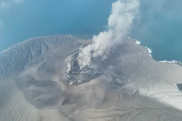 Indonésie kvůli erupci Anak Krakatoa zastavila provoz na šesti letištích