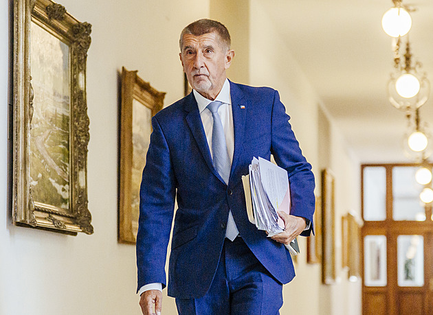 Vláda schvaluje návrh státního rozpočtu, jedná o opatřeních kvůli drahým palivům
