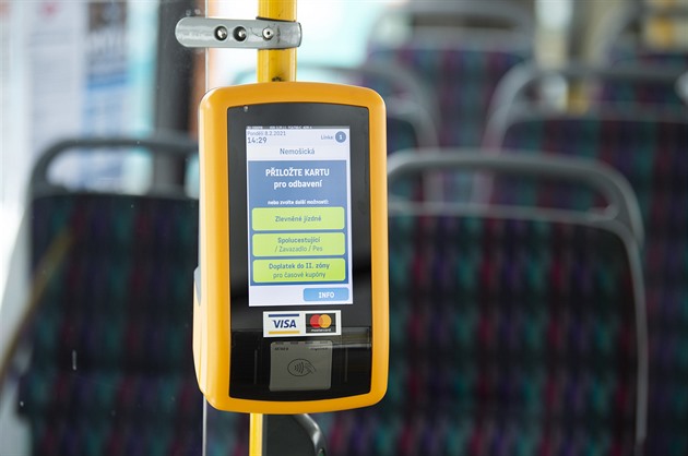 Dovolíte? Spor kvůli výstupu z autobusu skončil napadením, zasahovali strážníci