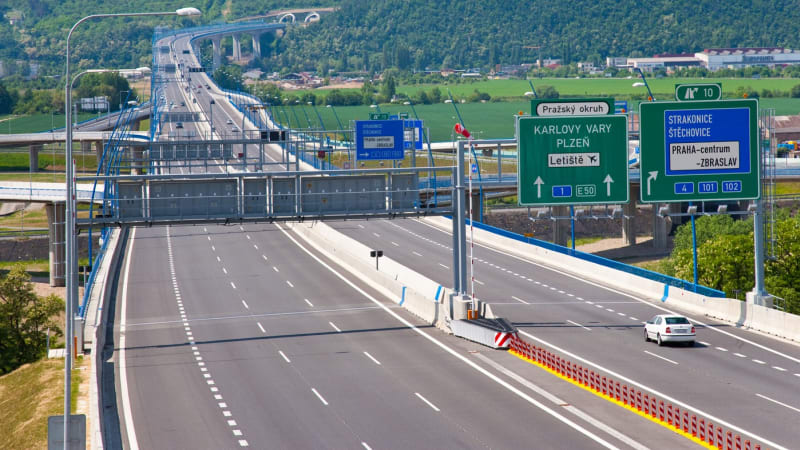 Praze hrozí dopravní kolaps. Okruh u Slivence se večer uzavře, silničáři umístí nový nosník