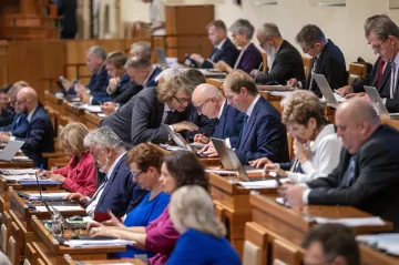 Senát schválil méně vojáků na východním křídle NATO. Naopak odmítl přesun lidskoprávních agend