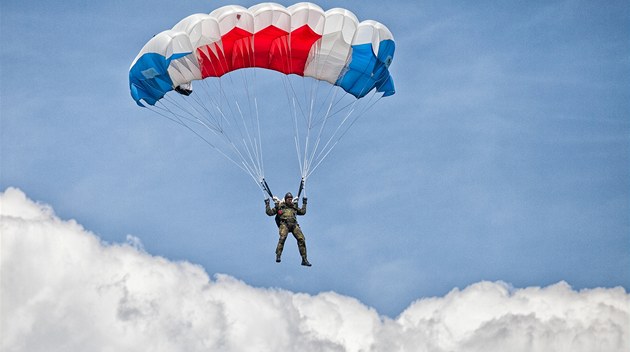 Na jihu Čech zasahovali u dvou nehod. Letadlo vyjelo z dráhy a spadl parašutista