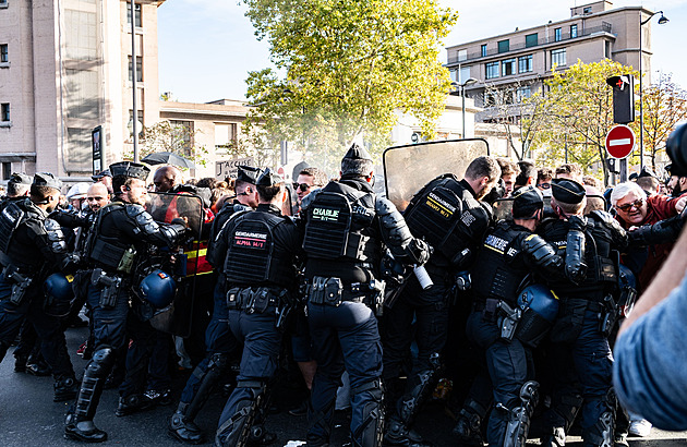 Už nejde jen o školy. Francie se otřásá, vláda hájí nasazení policejních granátů