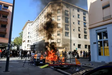 Ve Francii začal další den protestů a blokád škol, zapojí se i odbory
