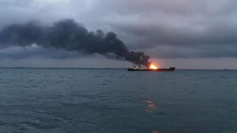 Ropný tanker zachvátily plameny. Příčina požáru u ruského letoviska není jasná