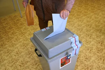 Začaly volby do zastupitelstev obcí a Senátu