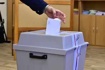 Skončil první den voleb do zastupitelstev obcí a Senátu