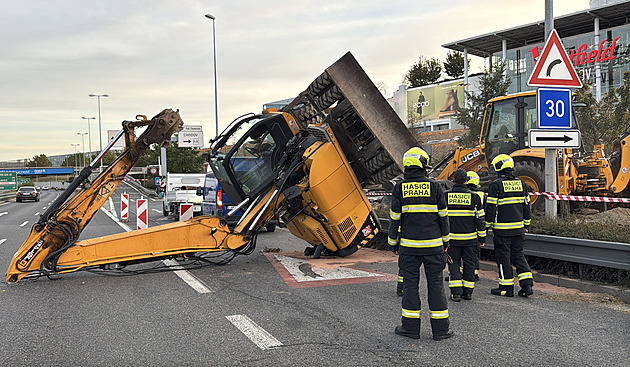 Převrácený bagr na Chodově zablokoval D1 i spojení k obchodnímu centru
