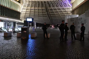 Noční zákaz vycházení bude v některých francouzských městech pokračovat