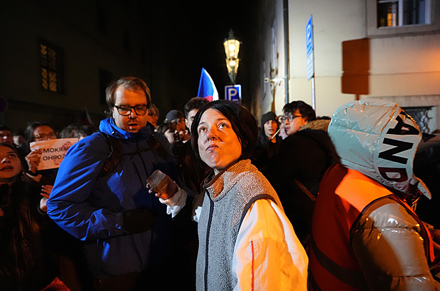 Desítky demonstrantů chtěly vniknout do Sněmovny. Pak letěla první kostka