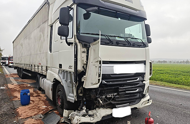Tragická srážka osobního auta s náklaďákem u Čáslavi. Dva lidé zahynuli